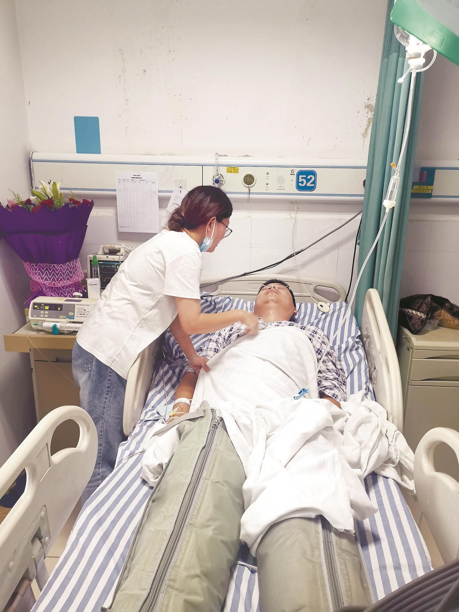 |民警一线连续抗洪12天后昏倒 系突发脑溢血 抢救50多个小时后已脱险