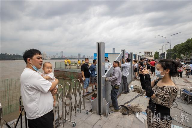 |武汉两江四岸有序封堵闸口，全力战汛