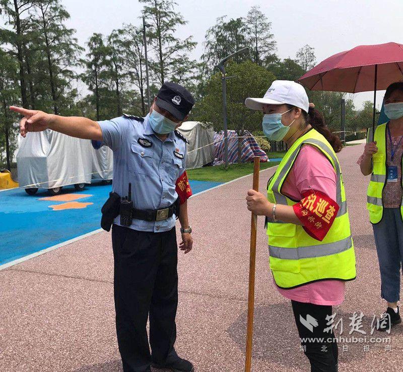 |才脱防护服又戴红袖章 武汉警社夫妻战汛忙