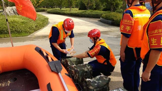|父亲参加98抗洪立下“严防死守”生死牌，消防员儿子今年站上江堤