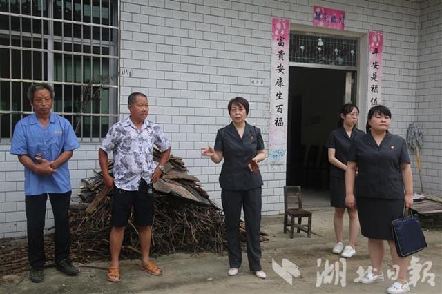 |房屋现裂缝状告泥瓦工赔偿损失 法官现场释法促调解