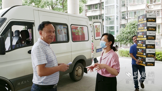 |【战罢疫情再出发】花湖社区第一书记方明新：社区居民痛点难点心里始终有本账