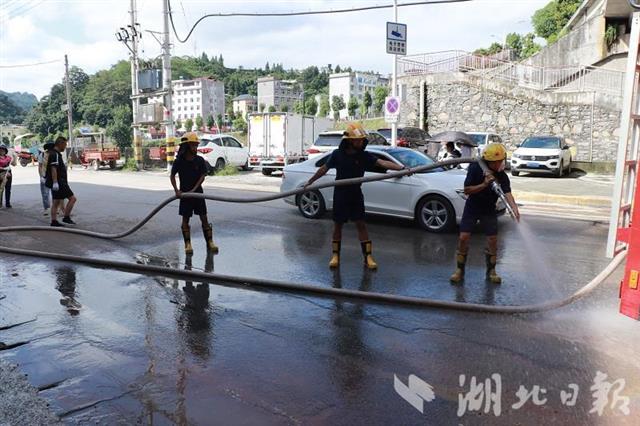 |连续抢险救灾40小时，建始这个22岁消防员“真帅”！