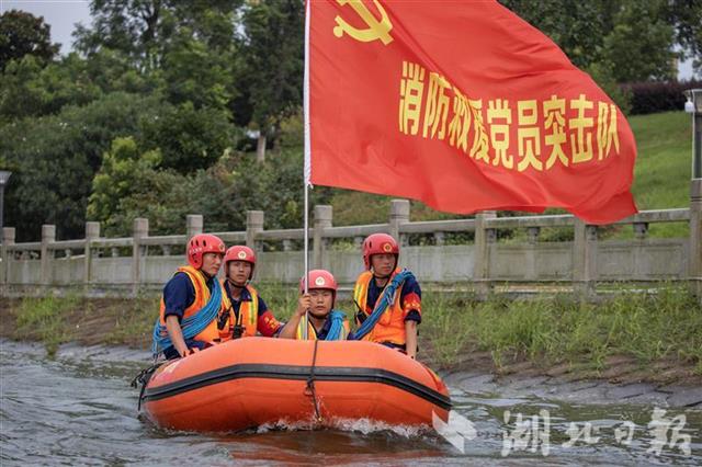 |昼夜坚守，鄱阳湖畔湖北消防守堤人