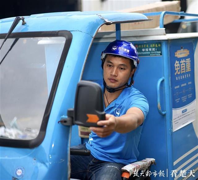 |【视频】湖北独臂快递员：一只手带着全家创业，买下学区房