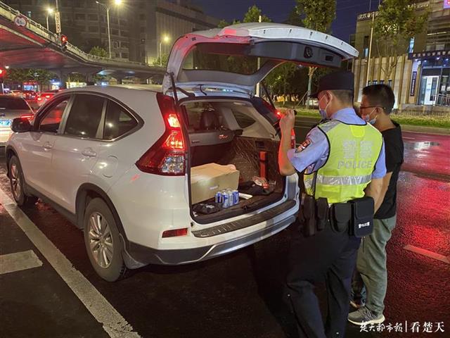 |武汉出动1.2万警力开展治安整治，一晚拘留各类嫌疑人330名
