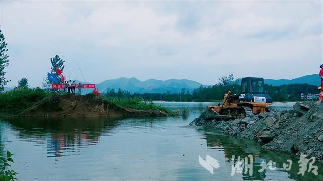|快讯丨好消息！富河干堤又一处溃口堵上了