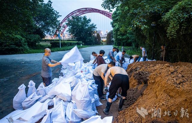 |武汉两江四岸有序封堵闸口，全力战汛