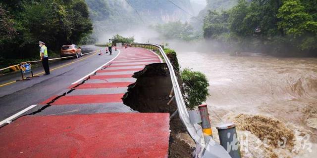 |347国道兴山南阳段部分路基坍塌半幅通行