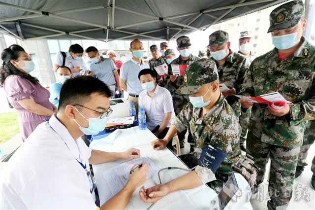 |献热血 迎“八一”