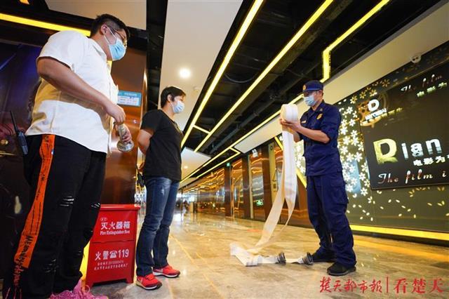 |时隔半年影院迎来复工，消防监督员上门服务排隐患保安全