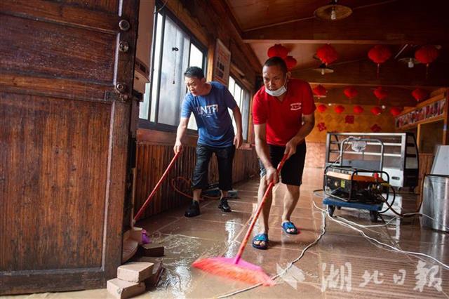 |恩施城区积水缓慢消退 当地迅速开展清淤、保洁和修复等工作