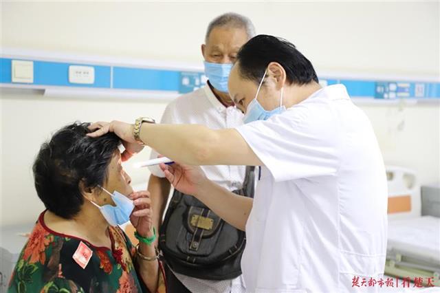 |扶贫工作队牵线搭桥，低保老人的眼睛“复明”了