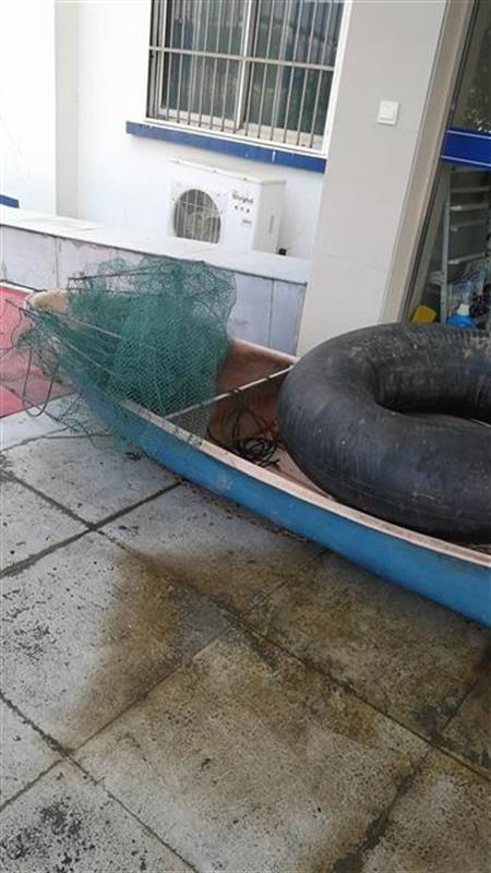 |江边的大树上系了多根绳子，民警凌晨蹲守抓获3名非法捕鱼者