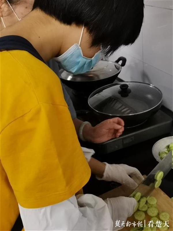 |这个学校为18名考生定制校考，其中两人考完中考再来赶考