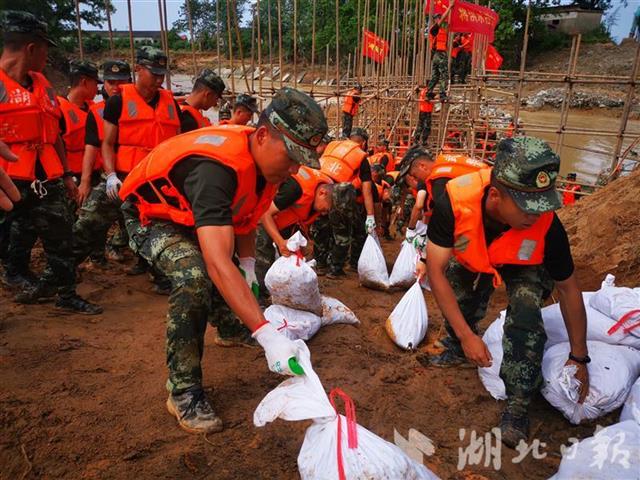 |“快！快！跑起来！”武警官兵与民兵携手筑坝