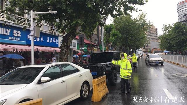 武汉交警雨中执勤警服湿透，“不是雨淋湿的，是汗湿的！