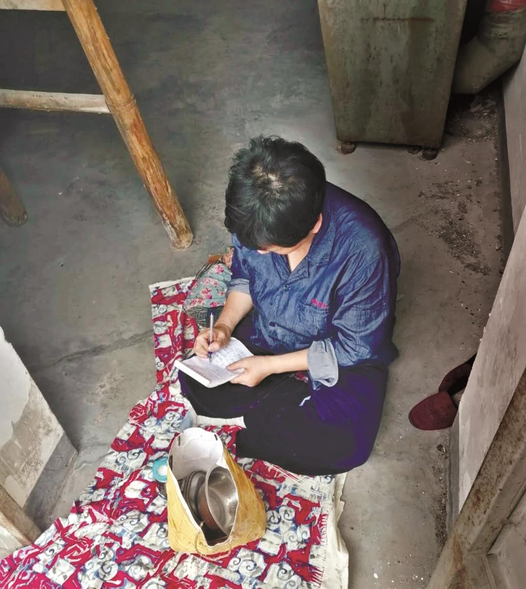 |她是英山邬思本52岁农民工一年写下52万字文学作品