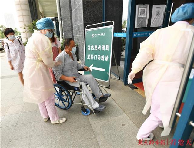 |医院门诊外，这合力的一幕很暖！