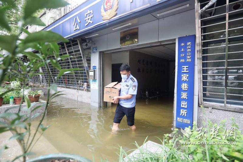 |派出所淹了，全体民警在堤上搭帐篷执勤