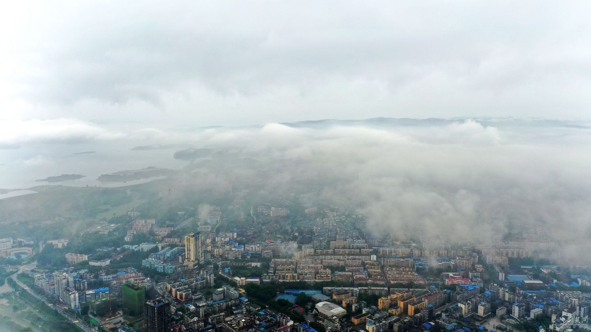 |航拍丹江口：雨后初晴仙气绕 水墨丹青入画来
