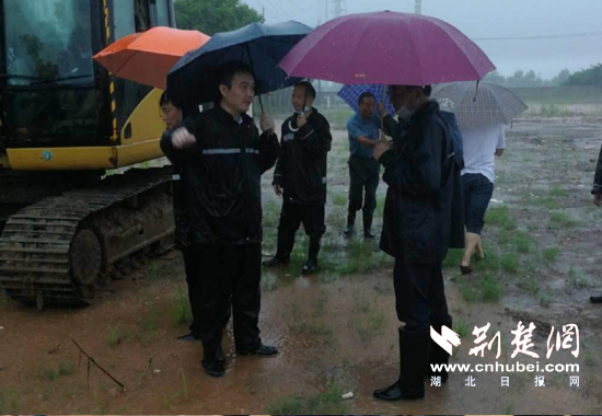 |黄冈城管：不畏风雨冲前线，筑牢防汛排涝“安全网”