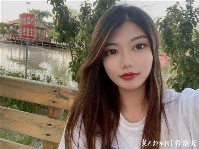 |美女大学生试水“直播经济”，义务帮乡亲们带货