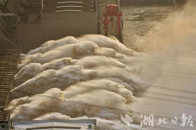 |三峡大坝七孔泄洪