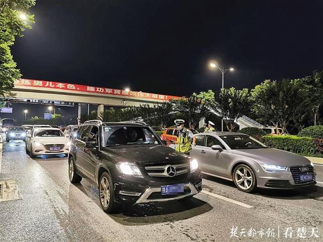 |姐姐生日聚餐喝了酒，弟弟无证代驾，交警抓现行双双受罚