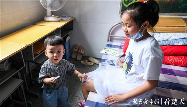 |小学改造成防汛安置点，为肾透析老人提供专车接送