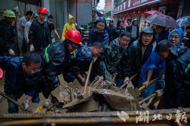|恩施城区积水缓慢消退 当地迅速开展清淤、保洁和修复等工作