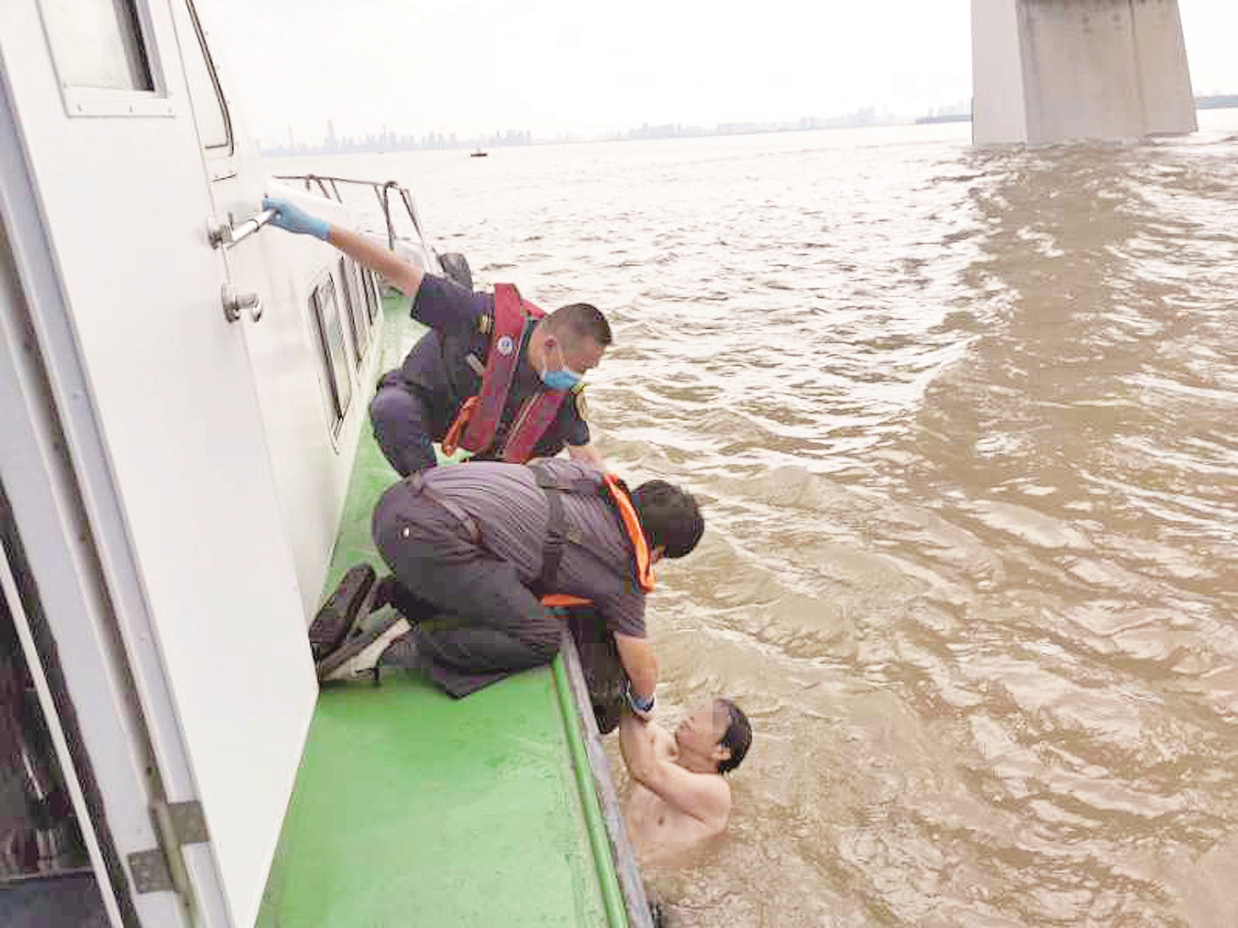 |海事人员“捡耳朵”救起江中失意男 男子被救时已漂流22.5公里至天兴洲