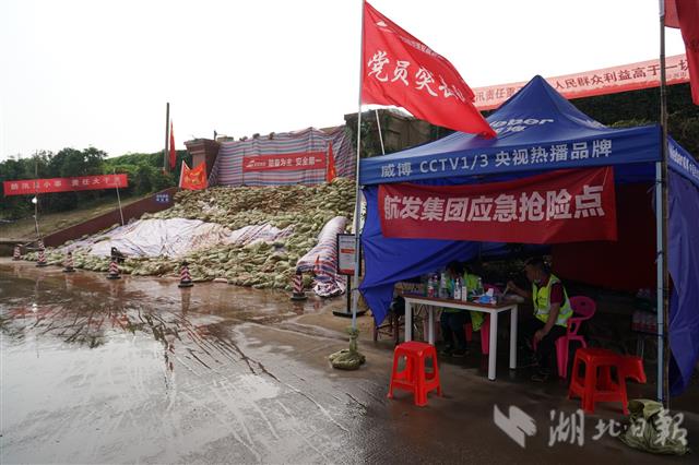 |“长江2号”来临前：江城人的坚守和乐观