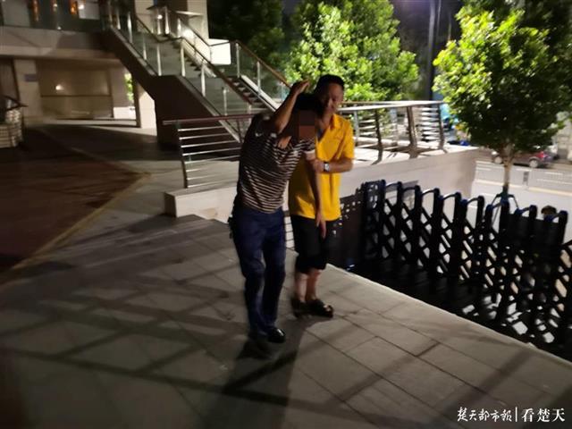 |多人深夜携手拉起落水男子，长江救援队提醒不要去江边戏水