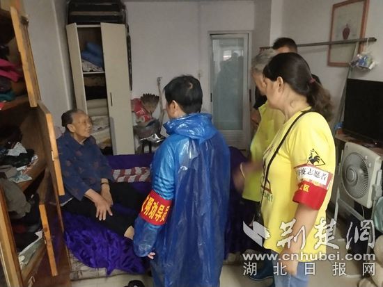 |【战罢疫情再出发】纺织社区第一书记严慧君：科学调度有实效，红色哨所再发力