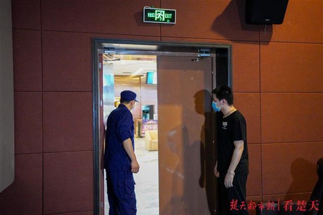 |时隔半年影院迎来复工，消防监督员上门服务排隐患保安全