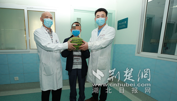 |心肺移植后健康生活3年 麻城农民送西瓜感谢医生