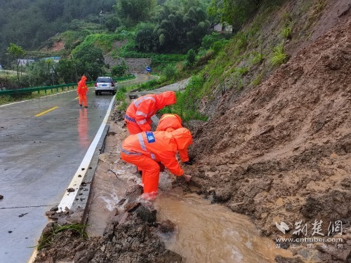 |英山交通运输部门300余人冲在抢险保通最前线