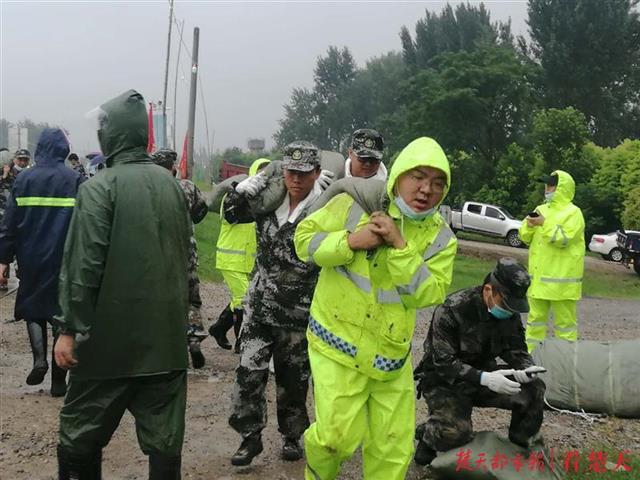 |争分夺秒！他们用了6个小时，搬运沙袋1万包砂土