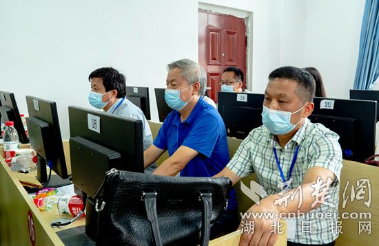 |记者探访黄石中考阅卷现场 预计7月31日中考成绩放榜（组图）