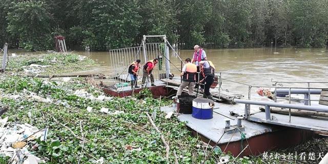 |惊险！长航武汉公安紧急救援码头遇险趸船