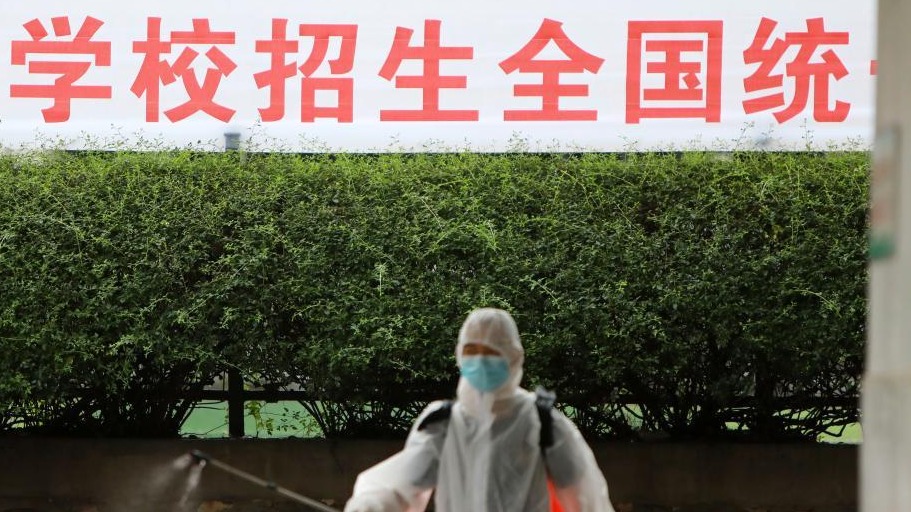 高考在即！消防员深入武汉考点开展全面消杀