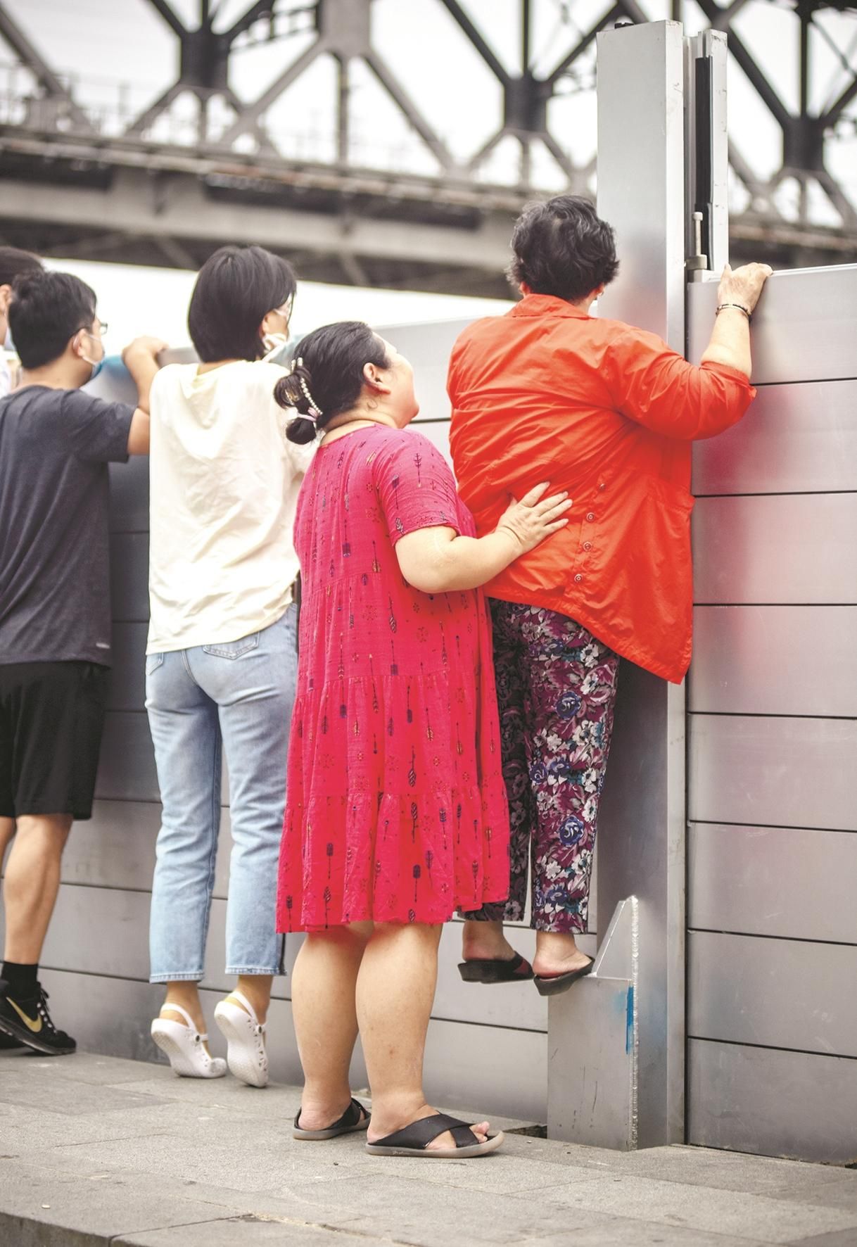 |长江洪峰已通过汉口至九江段预计18日武汉江段水位将回落至28米左右