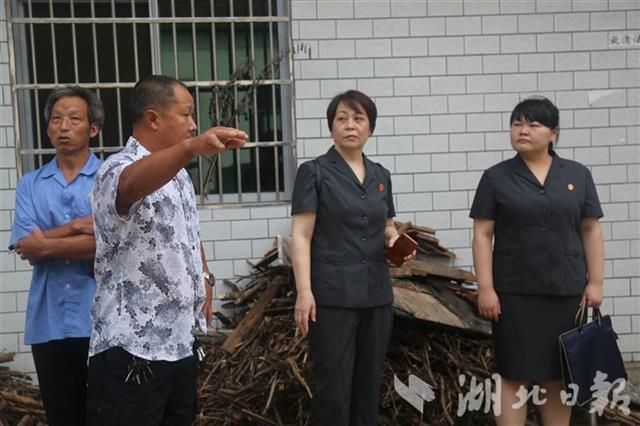 |房屋现裂缝状告泥瓦工赔偿损失 法官现场释法促调解