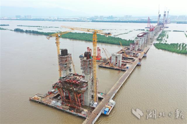 |克服汛情影响，鳊鱼洲长江大桥抓紧施工