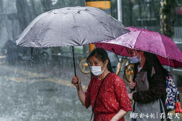 滂沱大雨下的江城街头