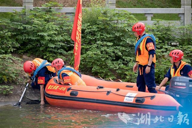 |昼夜坚守，鄱阳湖畔湖北消防守堤人