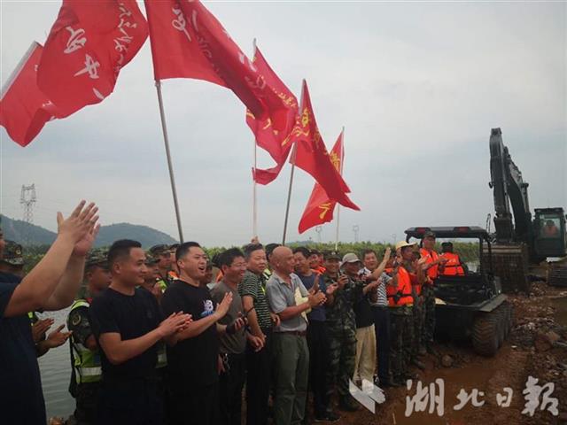 |干得漂亮！富河干堤葵赛湖下垸溃口堵住了！