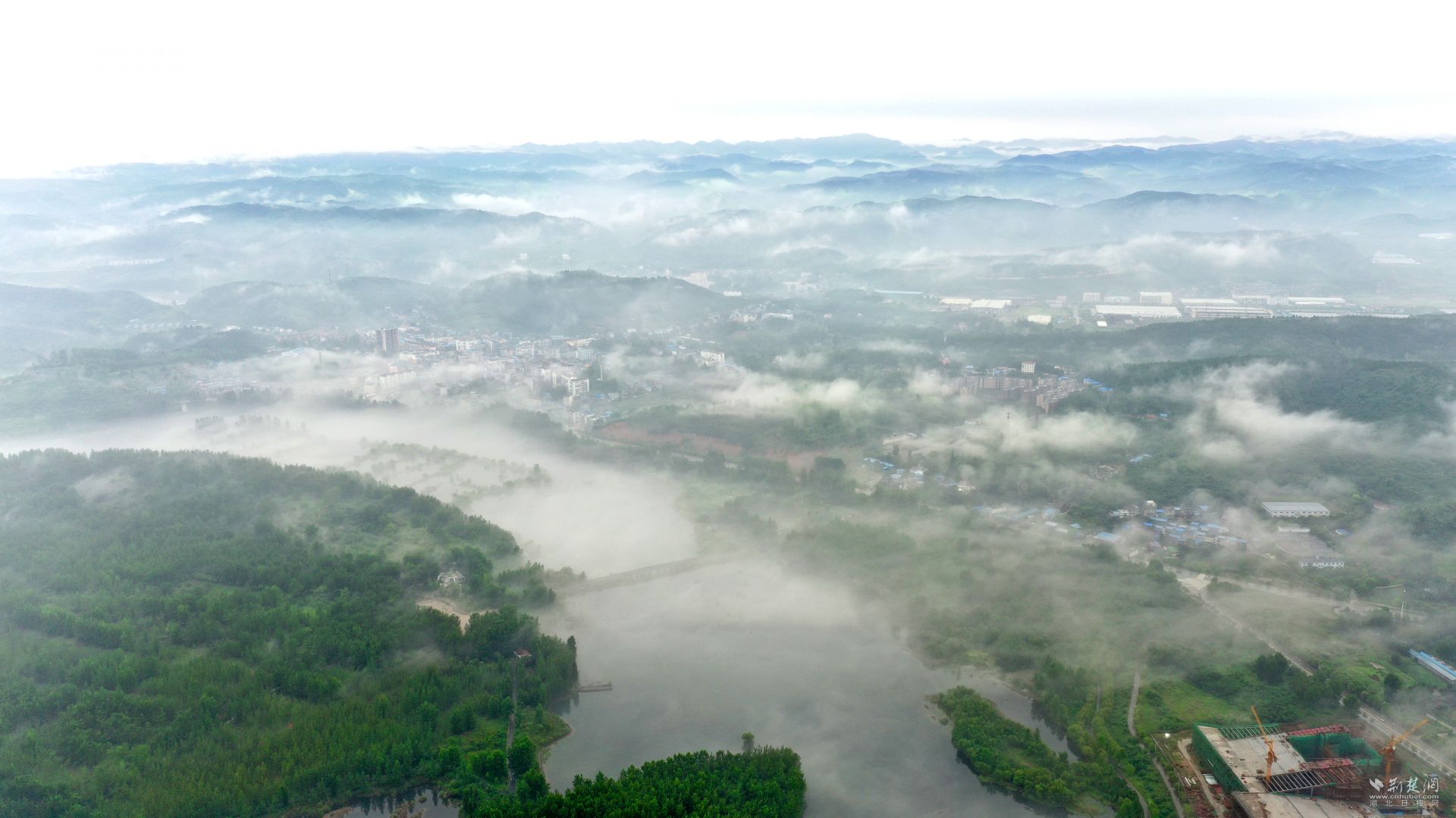 |航拍丹江口：雨后初晴仙气绕 水墨丹青入画来