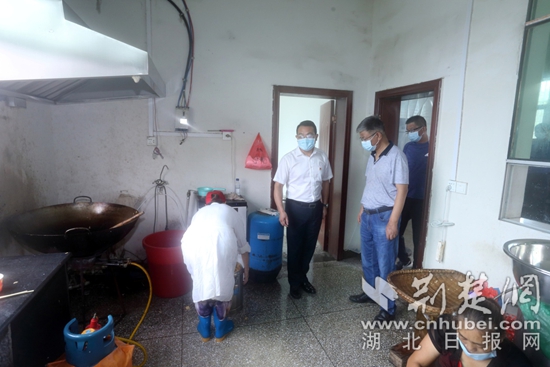 | 黄石市税务局：驻村救灾践初心 结对帮扶担使命